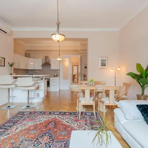 Апартаменты View To The Roofs Luxury With 2 Bedrooms, Будапешт