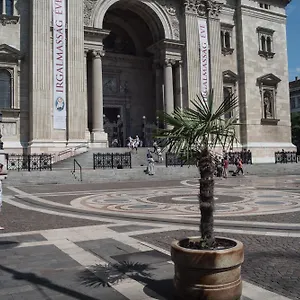 Апартаменты Helena With View On St. Stephan's Basilica, Будапешт
