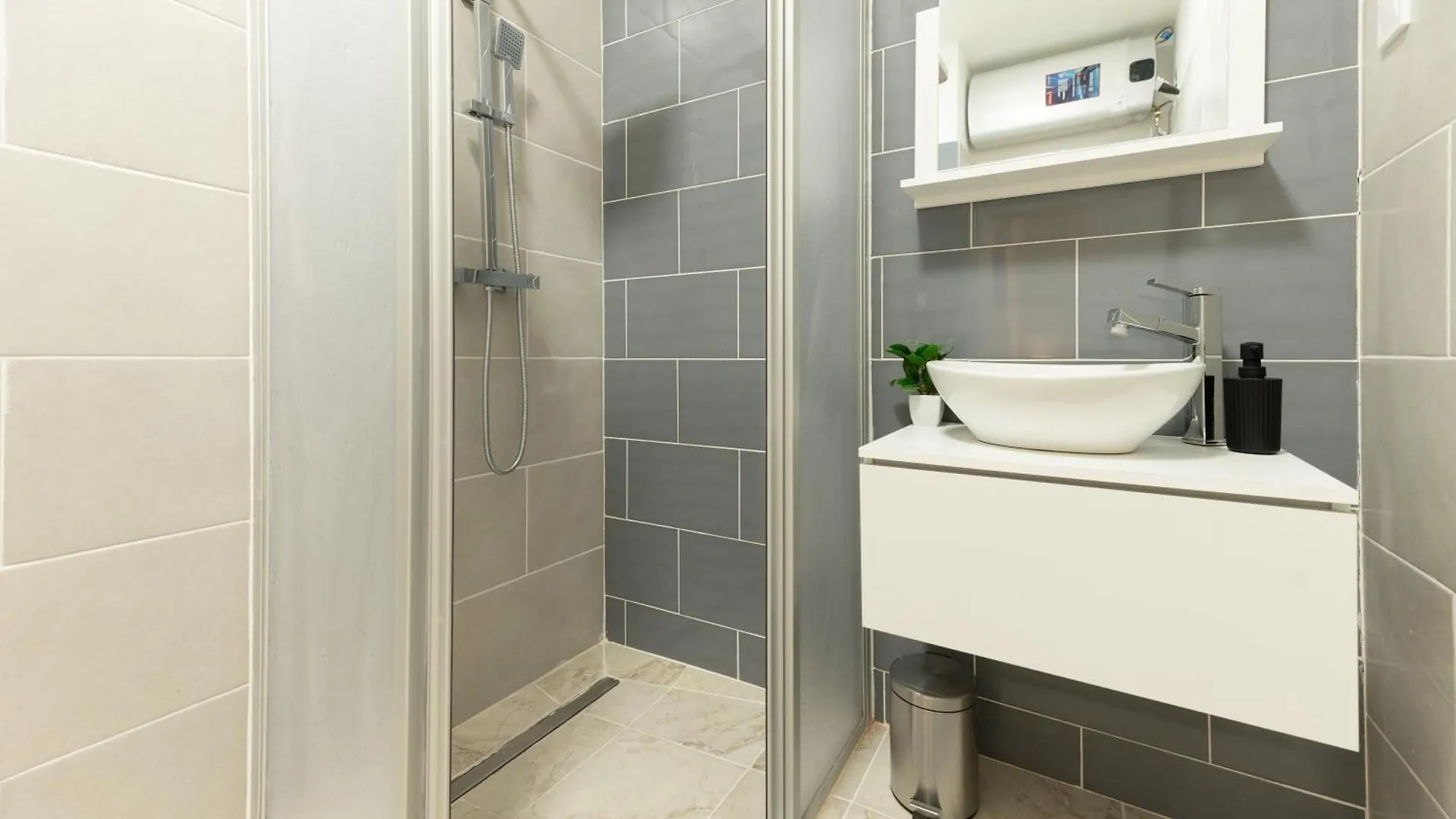 Superior N' Cozy Mozsar 6 Suite In The Heart Of Budapest Hungary