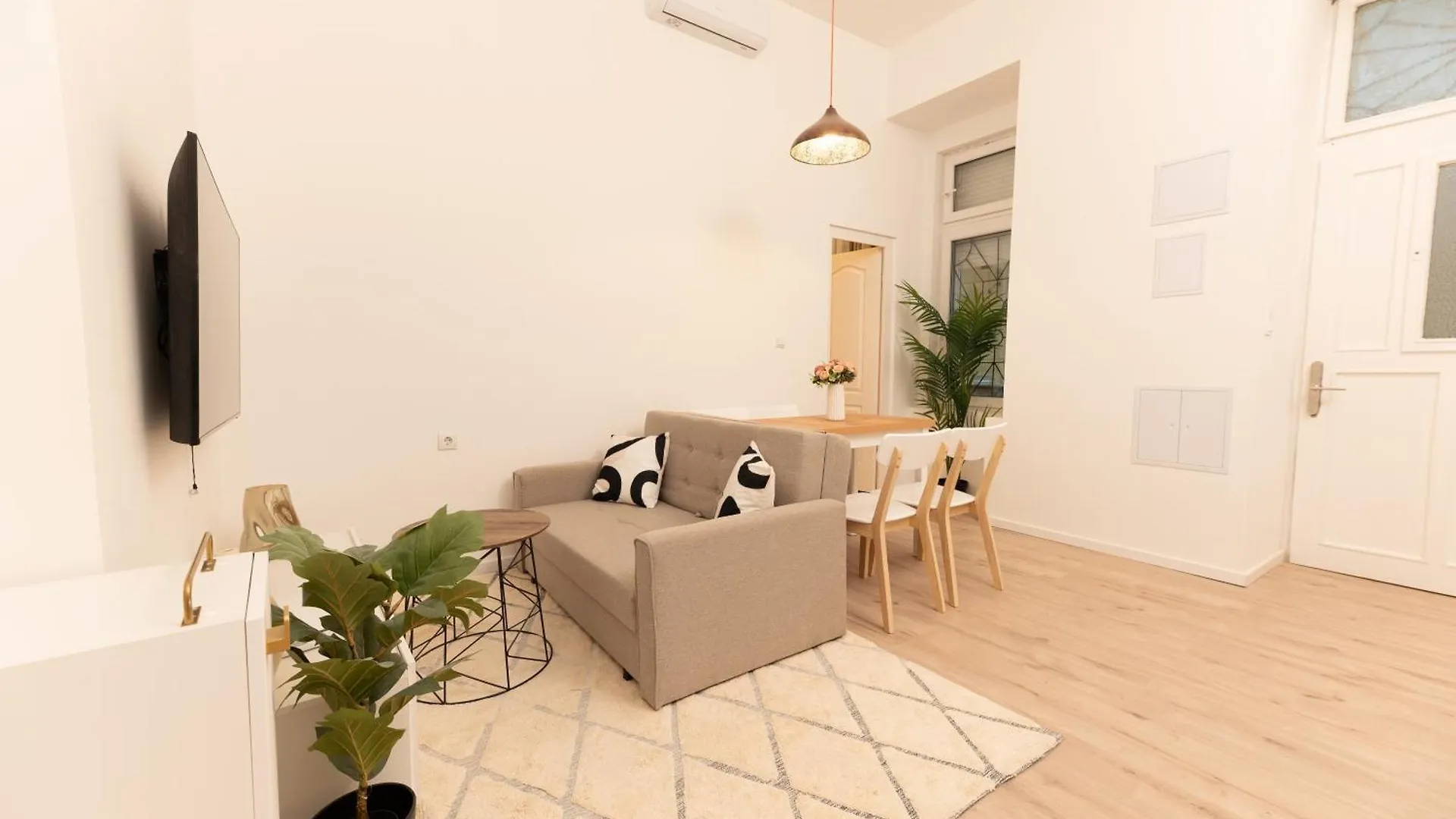 Superior N' Cozy Mozsar 6 Suite In The Heart Of Budapest